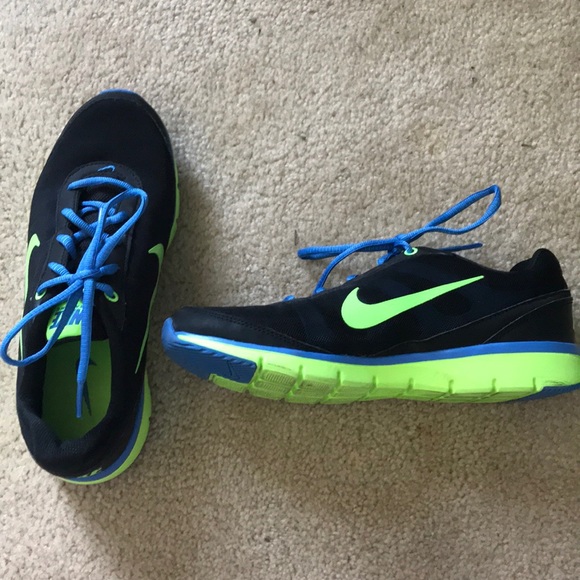 Nike Tennis Shoes - Picture 1 of 3